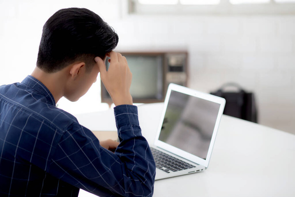 Mladý asijský podnikatel muž bolest hlavy při práci na notebooku displej prázdné obrazovce s termínem doma, podnikatel s selháním vyčerpaný, stres a starosti, frustrovaný a neúspěšný. - Fotografie, Obrázek