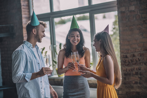 Iloiset ystävät juovat samppanjaa syntymäpäiväjuhlissa - Valokuva, kuva