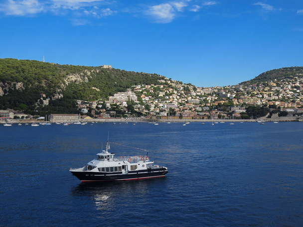 Beau bateau naviguant en Méditerranée. La ville côtière de Nice. Côte d'Azur. - Photo, image