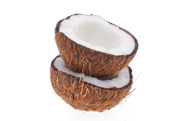 Coco fresco crudo con hojas de palma aisladas sobre fondo blanco. Imagen de alta resolución - Foto, Imagen