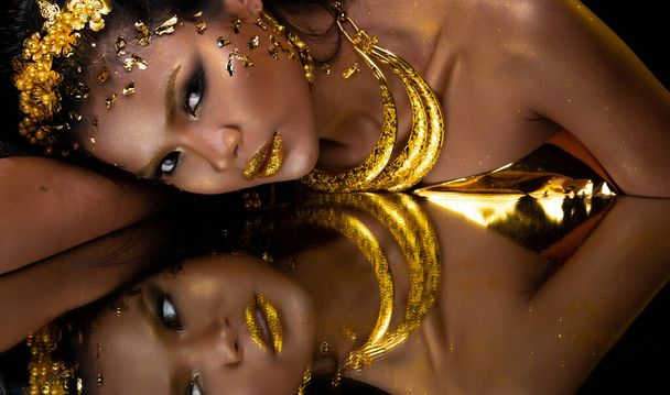 Портрет Моди 20 Азіатська жінка має прекрасне оновлення з художниці на пензлику, вона прикрашає модним золотим листом на голові і відображає дзеркало, копіювальний простір. - Фото, зображення