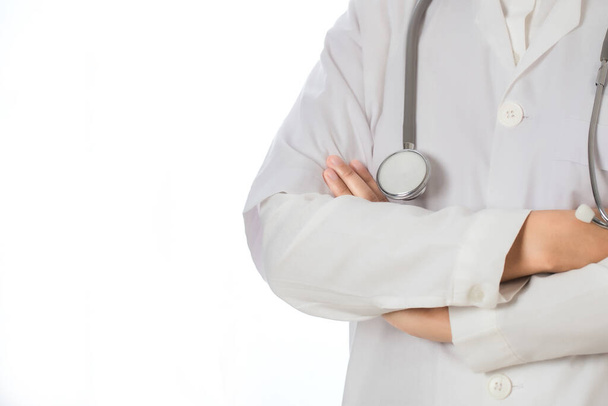 Médico con estetoscopio en uniforme sobre fondo blanco, concepto médico. - Foto, imagen