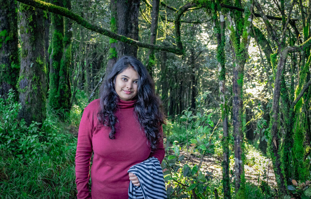menina com floresta tropical espessa e algas no tronco de árvore imagem de fundo é tirada no ghat ocidental sul da Índia. está mostrando o amor das pessoas para com a natureza. - Foto, Imagem