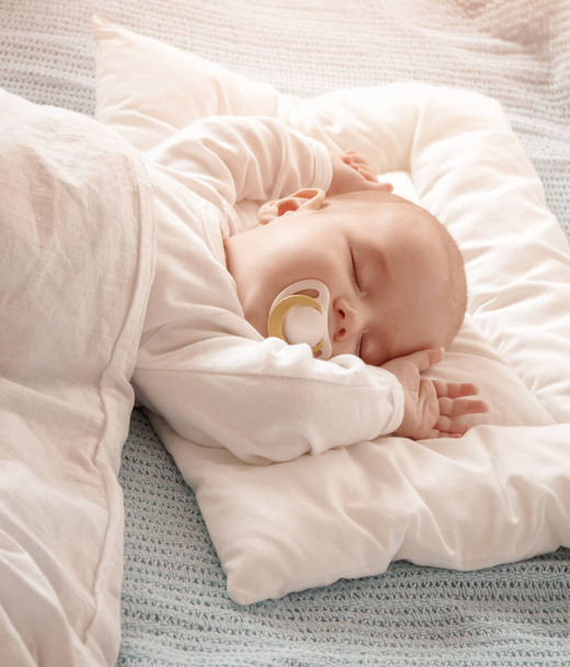 Bebé durmiendo cubierto con manta blanca suave - Foto, Imagen