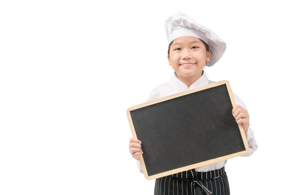 Felice ragazza asiatica chef in uniforme in possesso di lavagna bianca isolato su sfondo bianco, Per il testo di input o menu con concetto di spazio copia - Foto, immagini