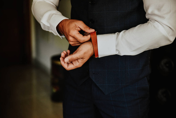A close up shot of a groom getting ready for his wedding - Foto, Imagem