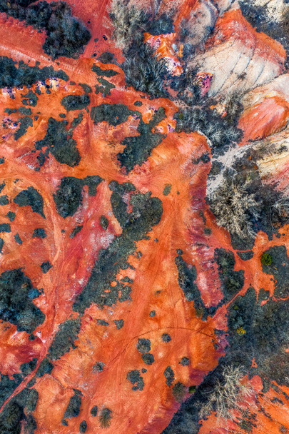 Gant, Węgry - Poziomy widok z lotu ptaka opuszczonej kopalni boksytu w ciepłych kolorach czerwonym i pomarańczowym o zachodzie słońca. Tekstura czerwonego boksytu - Zdjęcie, obraz