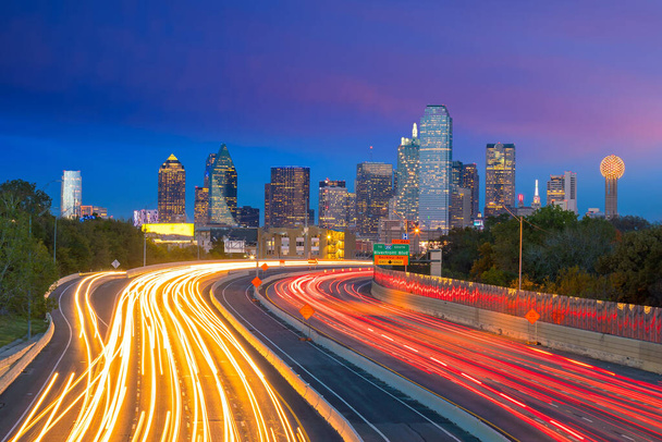 Dallas şehir merkezi alacakaranlıkta, Teksas ABD - Fotoğraf, Görsel