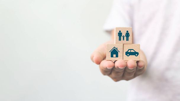Concept d'assurance santé, vie, accident et voyage avec icône santé, maison, famille, voiture et investissement - Photo, image