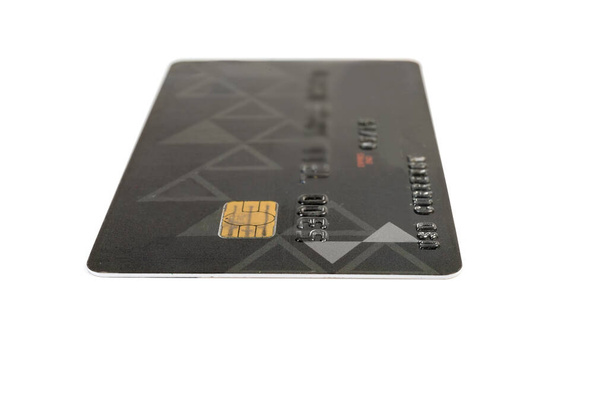 Tipo de contacto de tarjeta bancaria inteligente de plástico con un chip en un primer plano de fondo blanco en enfoque selectivo - Foto, Imagen