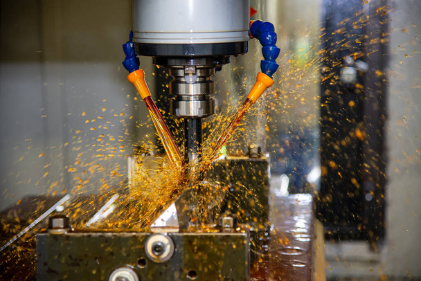 CNC frézka řeže díly forem pomocí nástrojů pro celokapacitní frézování. Výrobní proces forem a výlisků CNC obráběcím centrem. - Fotografie, Obrázek