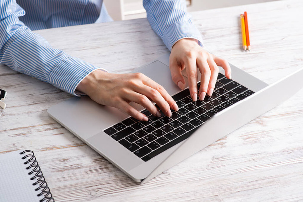 Close up business woman hands working at laptop - Foto, Bild