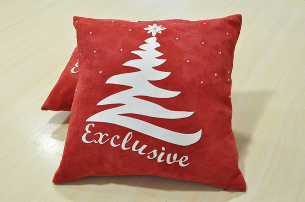 punainen tyyny joulukuusen kanssa - Valokuva, kuva