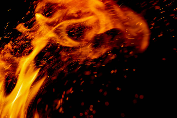 Plamen ohně s jiskry na černém pozadí - Fotografie, Obrázek