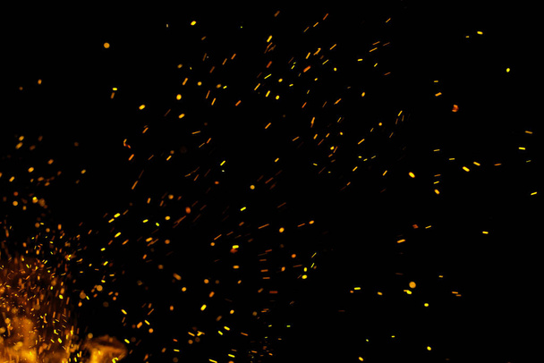 Fiamma di fuoco con scintille su sfondo nero - Foto, immagini