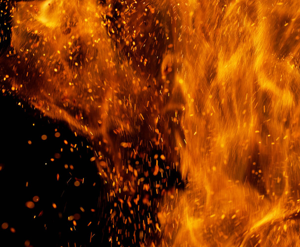 Vuurvlam met vonken op witte achtergrond - Foto, afbeelding