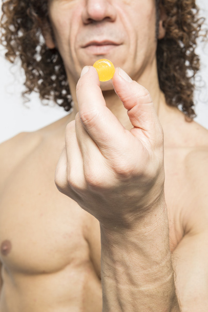 homem tomando pílula
 - Foto, Imagem