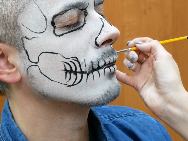 πορτρέτο του ανθρώπου με παραδοσιακό μεξικάνικο αποκριάτικο μακιγιάζ, caballero γιορτάζει την ημέρα των νεκρών, τέχνη πρόσωπο, τέχνη του σώματος, closeup - Φωτογραφία, εικόνα