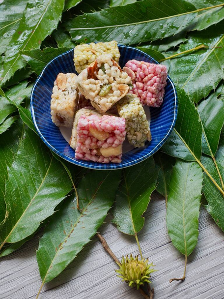 Traditionelle koreanische Snacks Süßriesblätter, Gangjeong und grüne Blätter - Foto, Bild