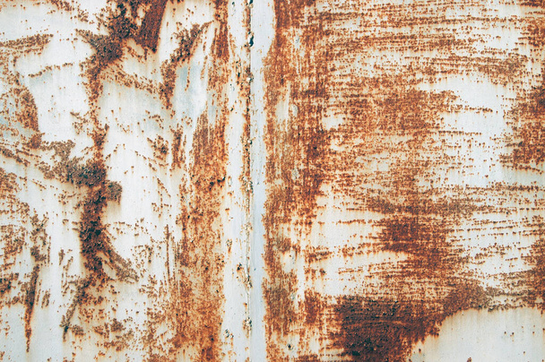 Белая ржавчина, гнилой потрепанный лист на широком фоне. Выветриваемая железная ржавая изолированная металлическая текстура. Коррозионно-стальная конструкция. Абстрактный веб-баннер. - Фото, изображение