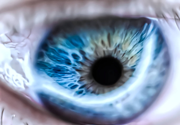 L'iride di un occhio blu con focus sul lato blu e riflessi flash - Foto, immagini