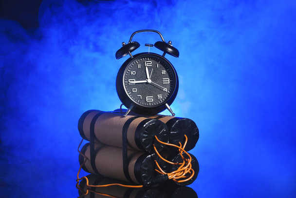 Βόμβα με χρονόμετρο ρολογιού σε σκούρο χρώμα φόντο - Φωτογραφία, εικόνα
