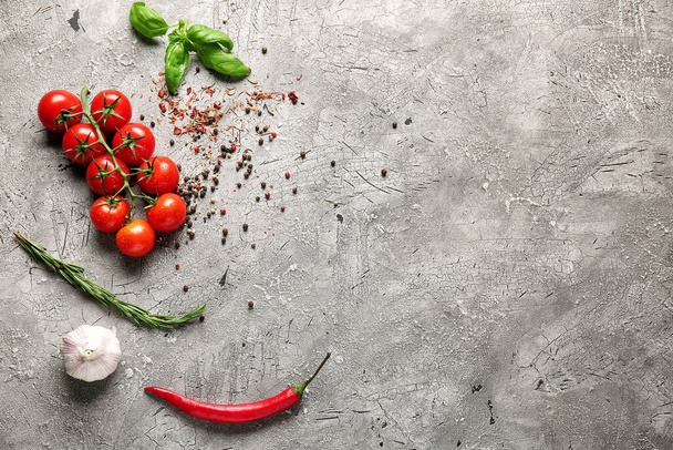 Gri arka planda taze kiraz domatesli ve baharatlı kompozisyon - Fotoğraf, Görsel