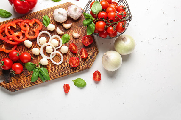 Composition avec tomates cerises fraîches, herbes et épices sur la table - Photo, image
