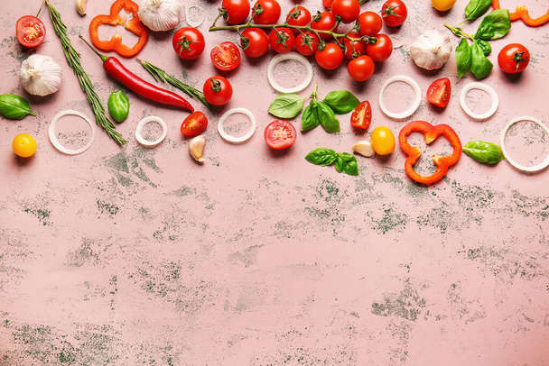 Renkli arkaplanda taze kiraz domatesli, otlu ve baharatlı kompozisyon - Fotoğraf, Görsel