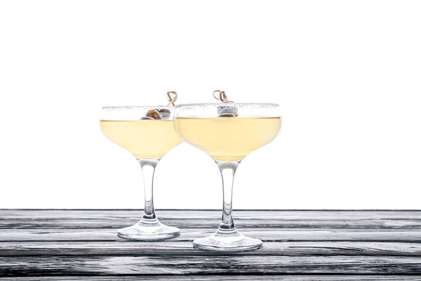 Bicchieri di martini freschi sul tavolo sullo sfondo bianco - Foto, immagini