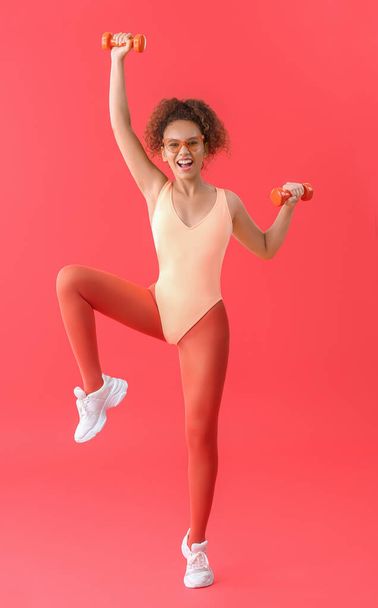 Young woman doing aerobics on color background - Foto, Imagen