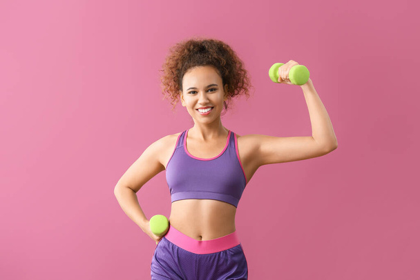 Jonge vrouw doet aerobics op kleur achtergrond - Foto, afbeelding