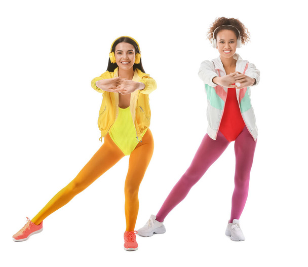 Nuoret naiset tekevät aerobic valkoisella taustalla - Valokuva, kuva