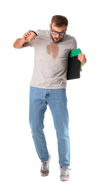 Stres mladý podnikatel s kávovými skvrnami na jeho tričku na bílém pozadí - Fotografie, Obrázek