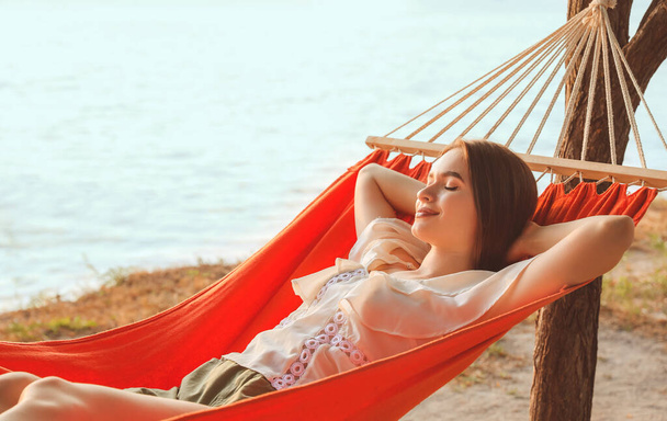 Jeune femme se détendre dans un hamac à l'extérieur - Photo, image