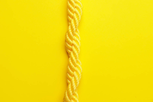Dlouhé lano na barevném pozadí - Fotografie, Obrázek
