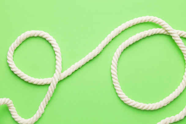Langes Seil auf farbigem Hintergrund - Foto, Bild