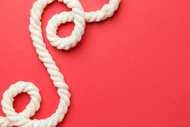 Longue corde sur fond de couleur - Photo, image
