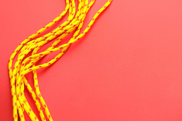 Довгі мотузки на кольоровому фоні
 - Фото, зображення