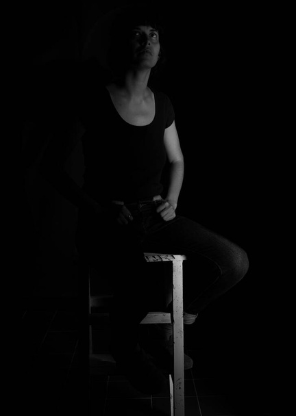 Retrato dramático de una chica india sobre fondo negro - Foto, Imagen