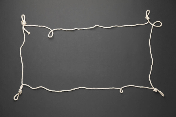 Telaio realizzato in corda su sfondo scuro - Foto, immagini
