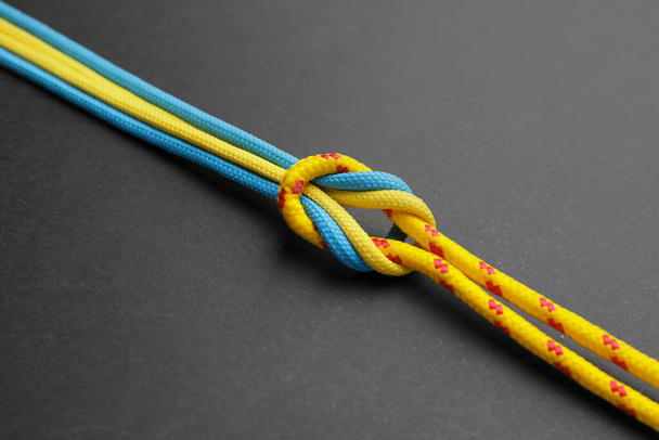 Мотузки з вузлом на темному тлі
 - Фото, зображення