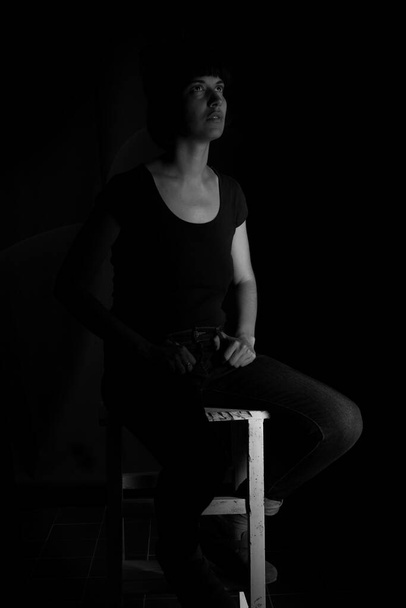 Dramatisches Porträt eines indischen Mädchens auf schwarzem Hintergrund - Foto, Bild