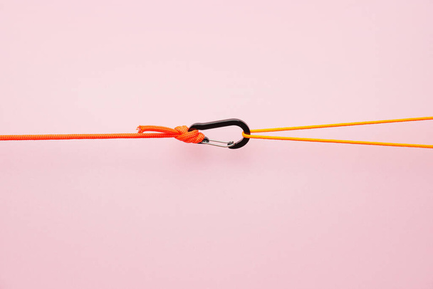 Мотузки з застібкою омарів на кольоровому фоні
 - Фото, зображення