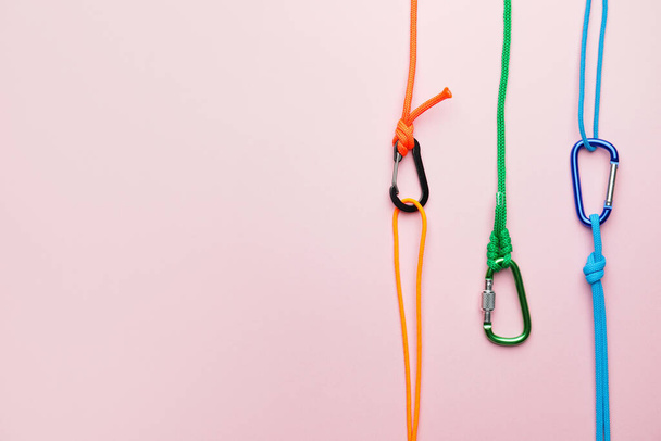 Мотузки з застібками омарів на кольоровому фоні
 - Фото, зображення