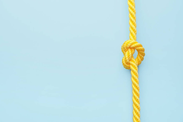 Corde avec noeud sur fond de couleur - Photo, image