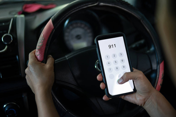 Téléphone portable à main avec numéro d'urgence 911 dans la voiture - Photo, image