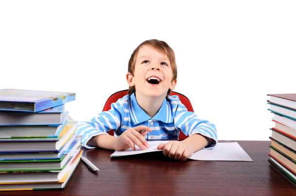 menino rindo enquanto sentado na mesa
 - Foto, Imagem