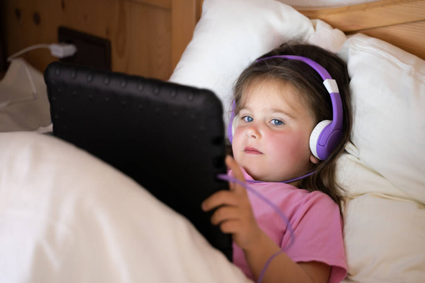 Little Child Girl In Bedroom With Tablet - Foto, imagen