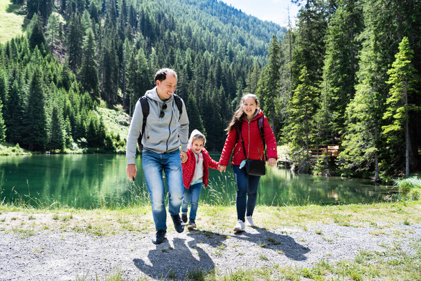 Família com a criança menina no lago da montanha na Áustria Travel - Foto, Imagem